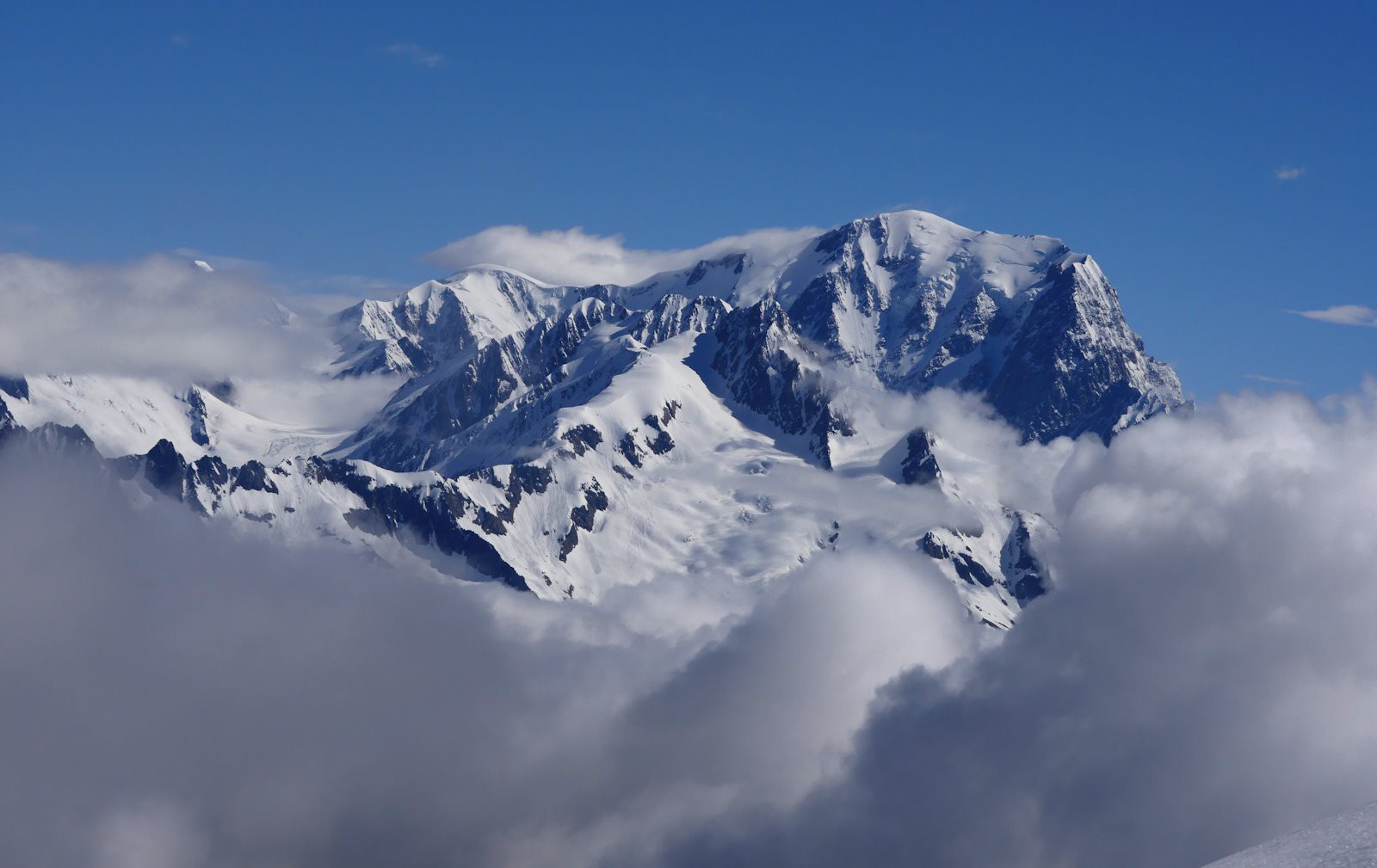 L'Aiguille des glaciers et le Mont Blanc émergent.