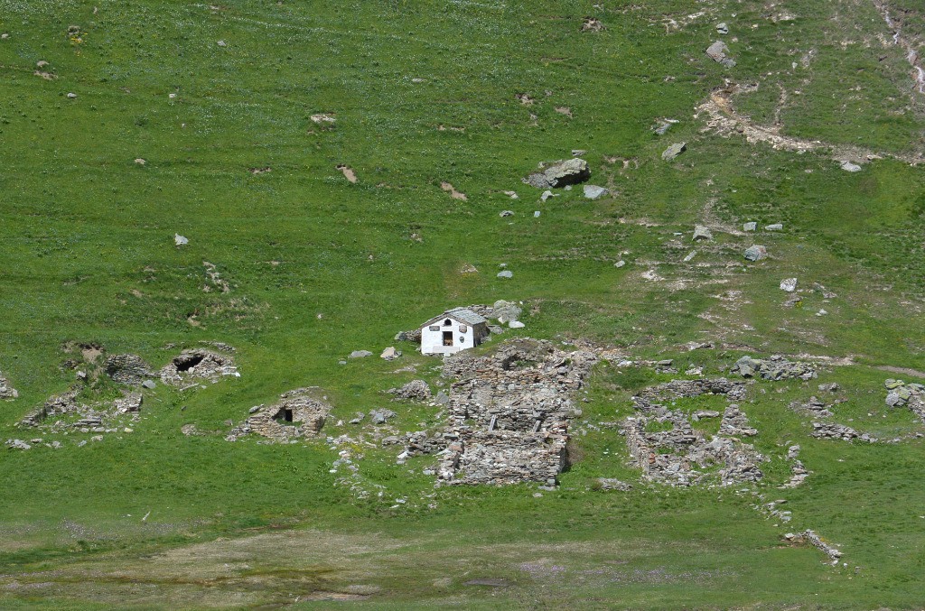 Ancien hameau ruiné et chapelle