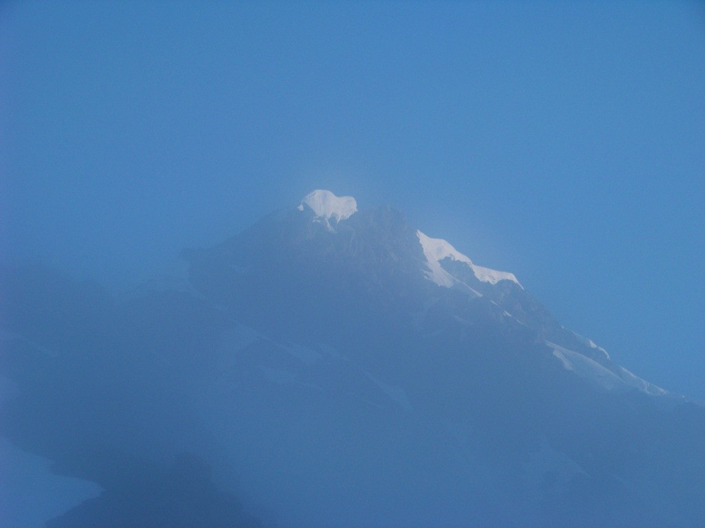 Dôme neigeux du Pélaou qui sort du brouillard.