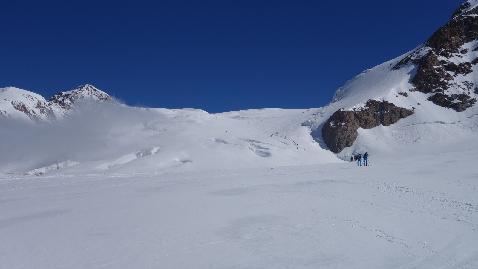 Crevasses bien bouchées au-dessus du refuge Gniffeti