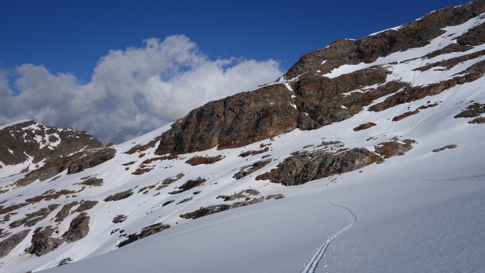 Cà passe tout à ski au-dessous de l'itinéraire classique