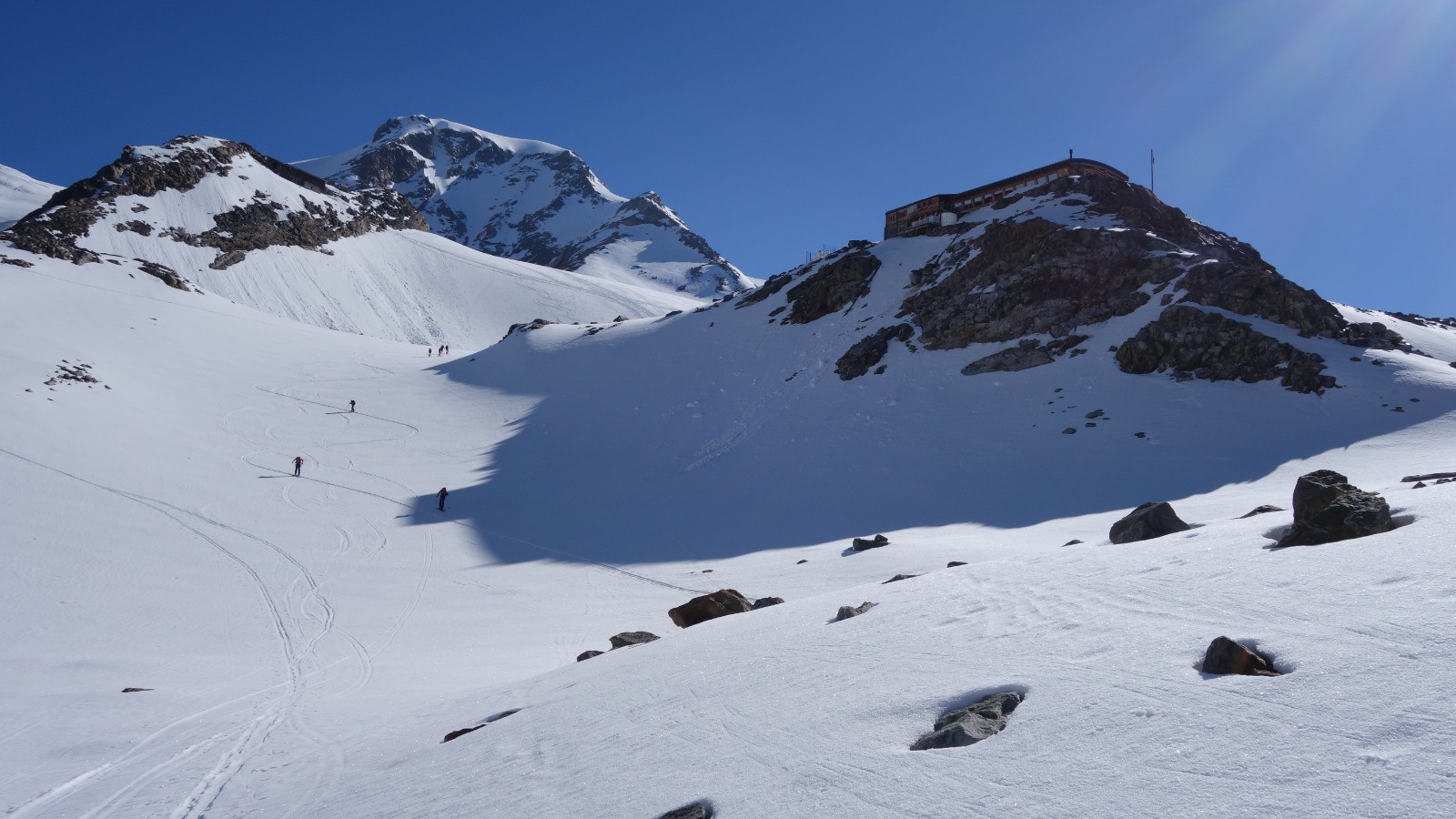 Les refuges Mantova, Gnifetti et la Piramide au milieu