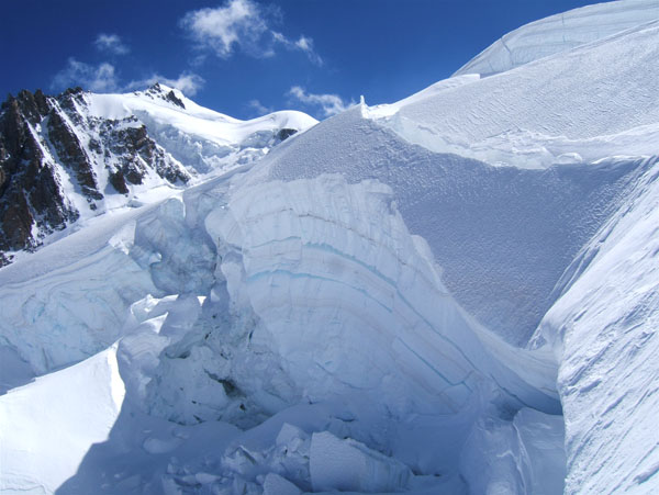 Mt Blanc : Sérac dominé par le Mt Maudit et le passage que nous avons emprunté pour rejoindre le col de la Brenva. Chaud!