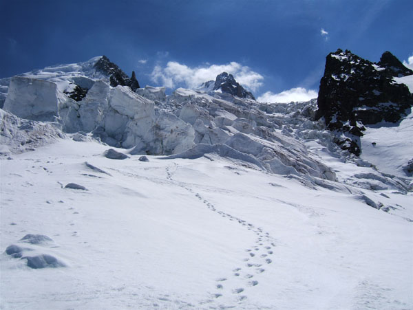 Mt Blanc : Le glacier des Bossons dominé par le Mt Blanc de Tacul puis le Mt Maudit et enfin l'éperon rocheux du refuge des Grands Mulets.