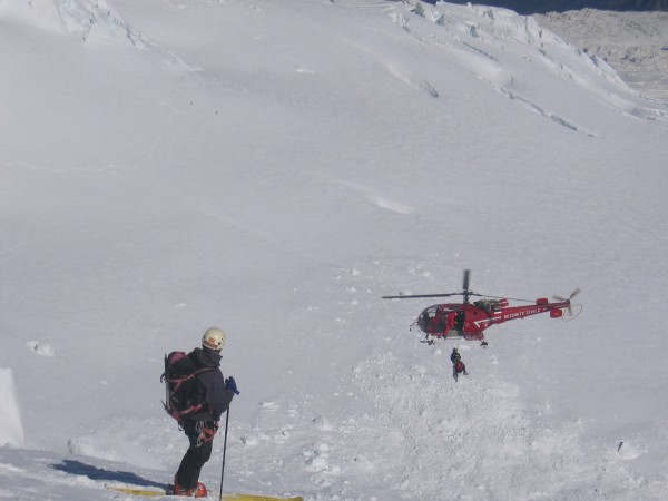 Aie Aie Aie : Dans la face N, deux skieurs sont secourus par Hélico