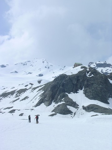 cabane des Dix : la cabane, et La Luette en arrière