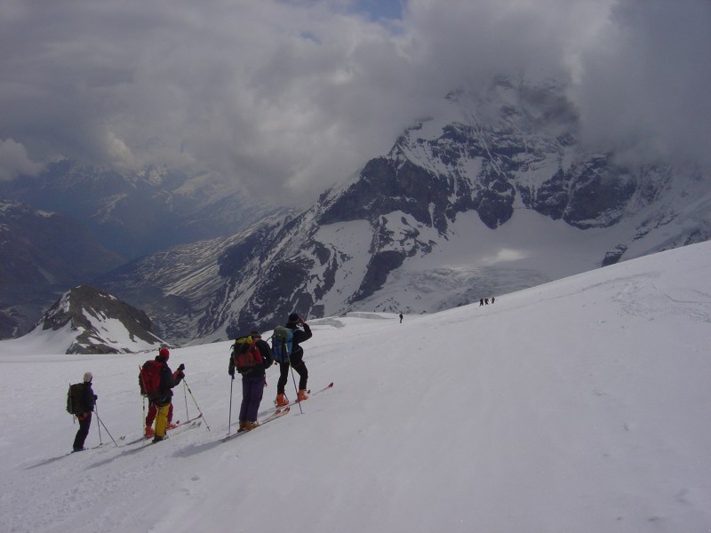Cervin : Sous le col de Valpelline, en direction de Zermatt. Le Matterhorn a du mal à se dévoiler !