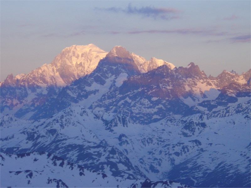 Mont-Blanc : Vue depuis la montée au plateau du couloir : les premiers rayons de soleil eclairent le massif du Mont-Blanc. L'aiguille du midi est déjà loin.