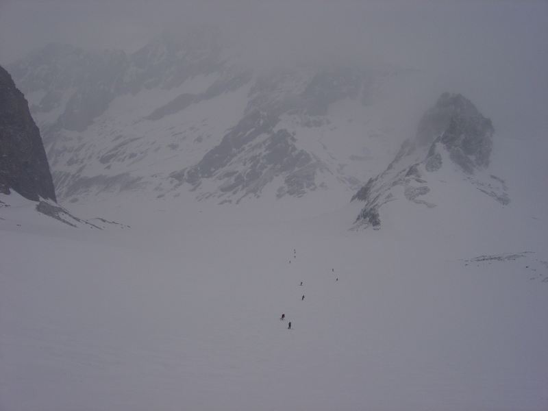 Col de l'eveque : Decsente du Col de l'Eveque sur le haut glacier d'Arolla, en direction du col du Mont brulé