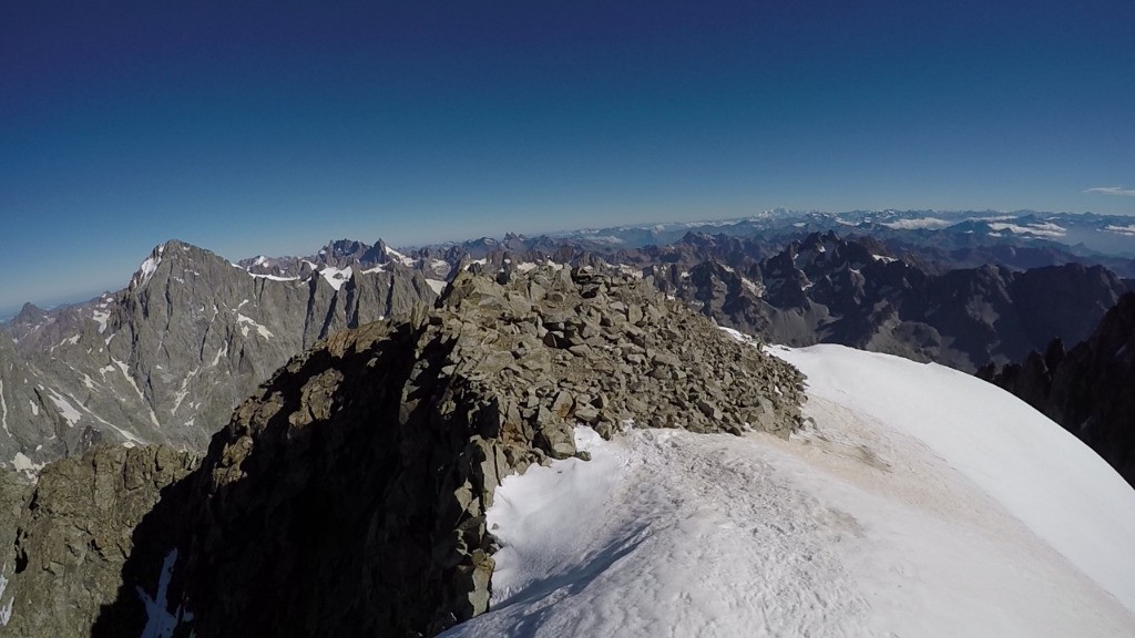 La Pointe Puiseux (3943 m) avec de gauche à droite vue sur la Barre des Ecrins, la Meije, les Aiguilles d'Arves, le Galibier, Le Mont-Blanc au loin, les Agneaux, le Thabor...