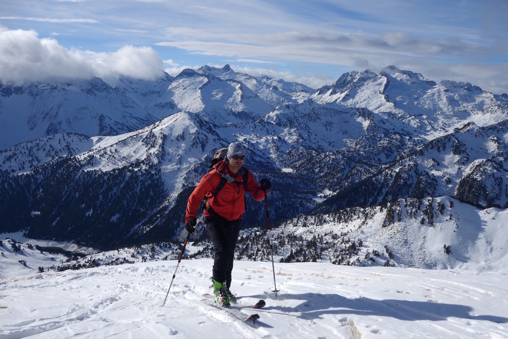Arrivée au sommet devant l'ensemble pic Long et Néouvielle