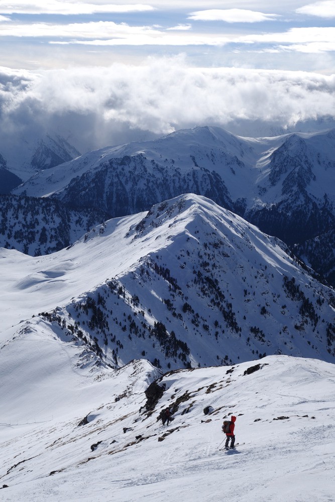 Début de descente sur l'arête, les cailloux ne sont pas loin