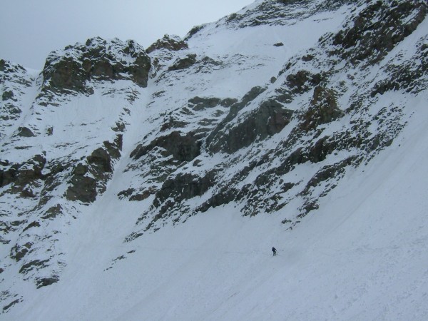 traversée sous les barres : Après la desescalade du goulet en arrière plan .