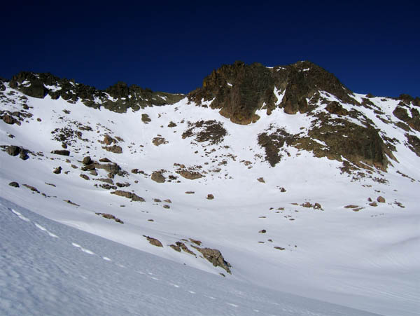 Claï Supérieur : Le sommet et sa combe, laissé les skis à gauche du gendarme de gauche.