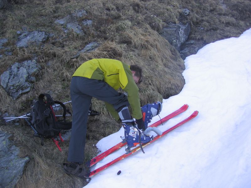Grand Bec : Bruno troque ses sandales contre ses Garmonts. Et dire que ces sandales ont été une excuse pour sa lenteur matinale...