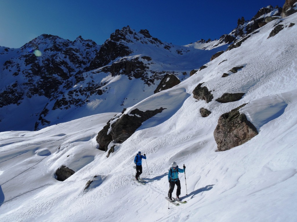 on bifurque pour rejoindre le pied de la face, derrière les Jumelles Sud