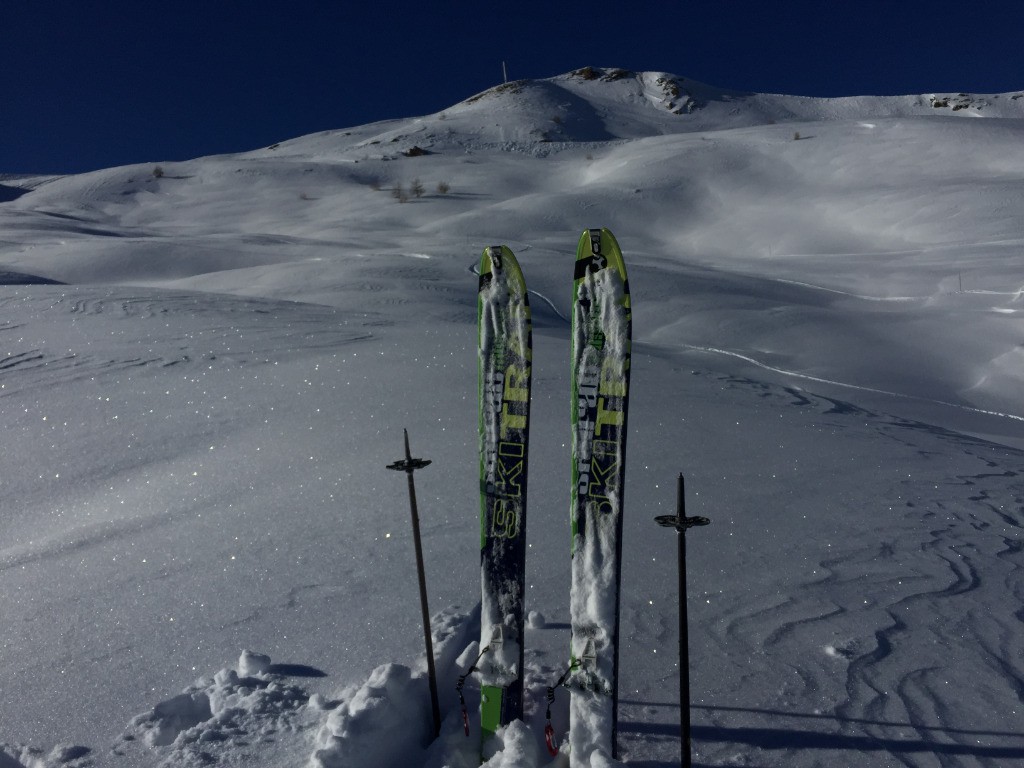Skis s'enfoncent jusqu'aux fixations