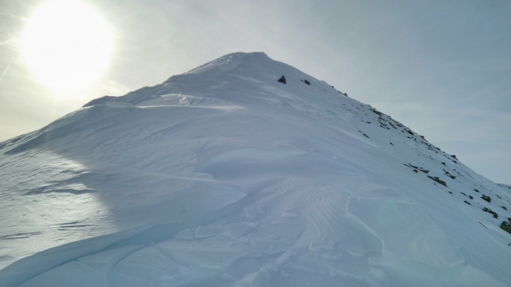 En remontant à la Gardiole, au-dessus du Col de l'Oule - le vent a beaucoup travaillé la neige!