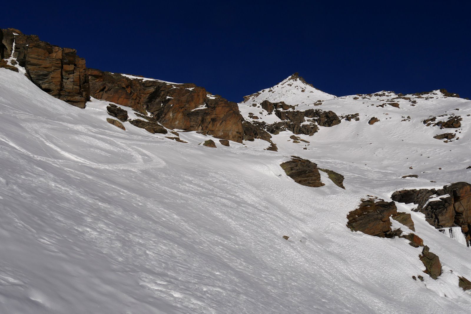 Des petites barres jalonnent la descente.