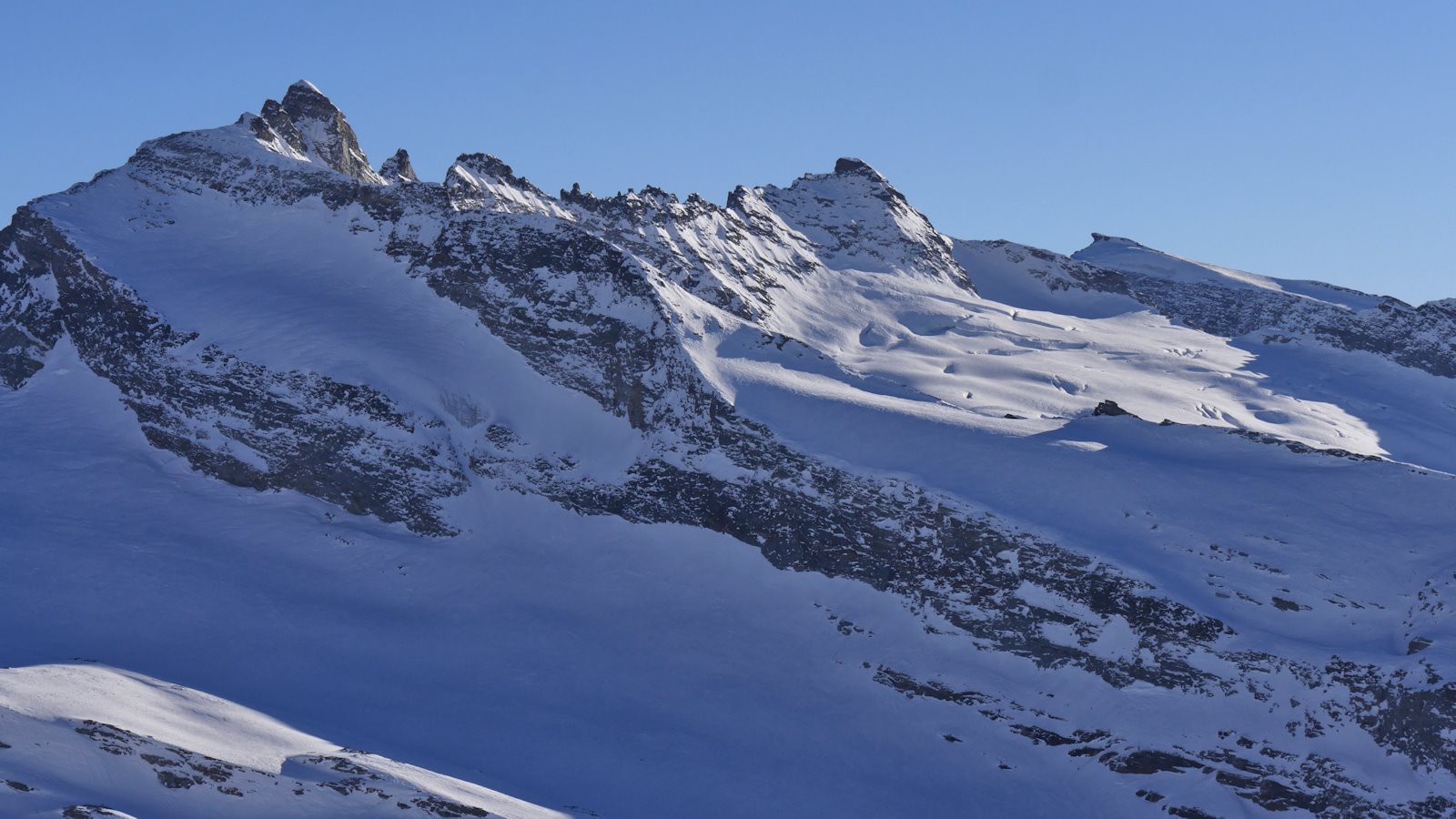 Juste en face, Le Mulinet. Un Glacier encore bien crevassé.