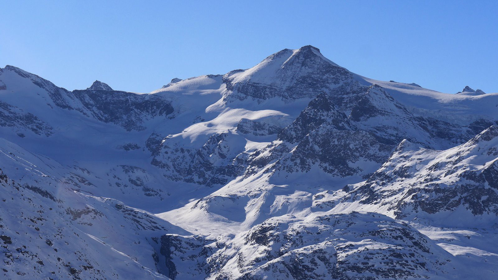 Dans le rétro, le majestueux Albaron.