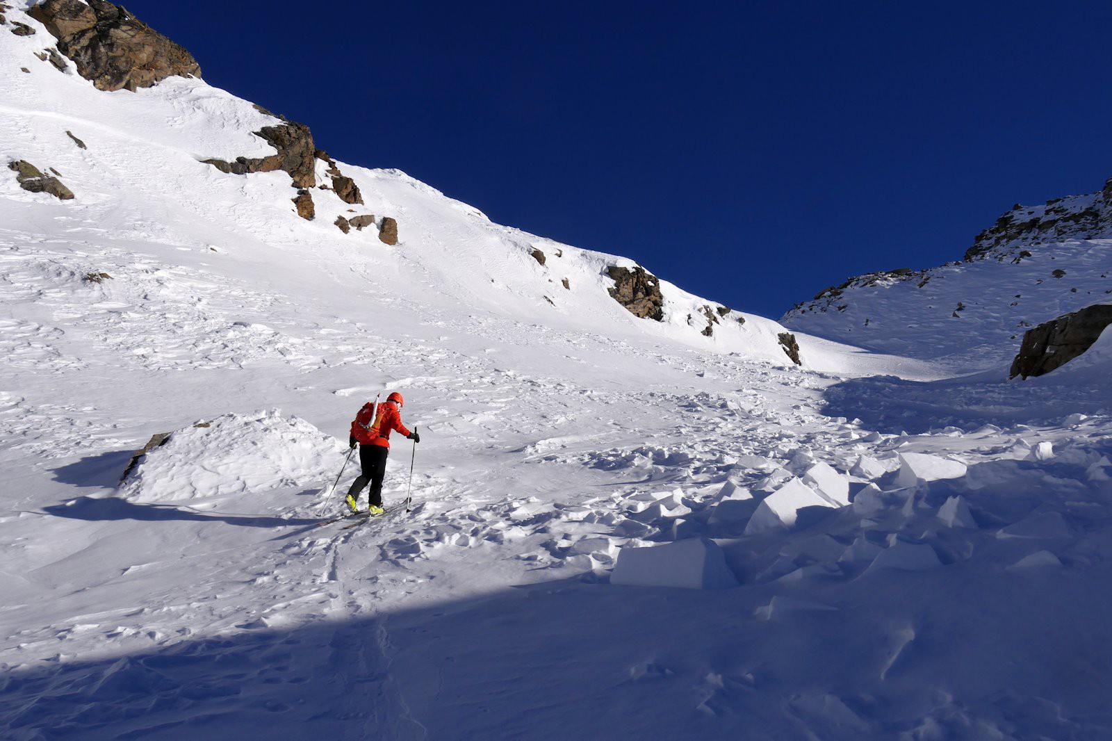 Des plaques dures formées par vent d'Est sur l'itinéraire d'accès au Col des Pariotes.