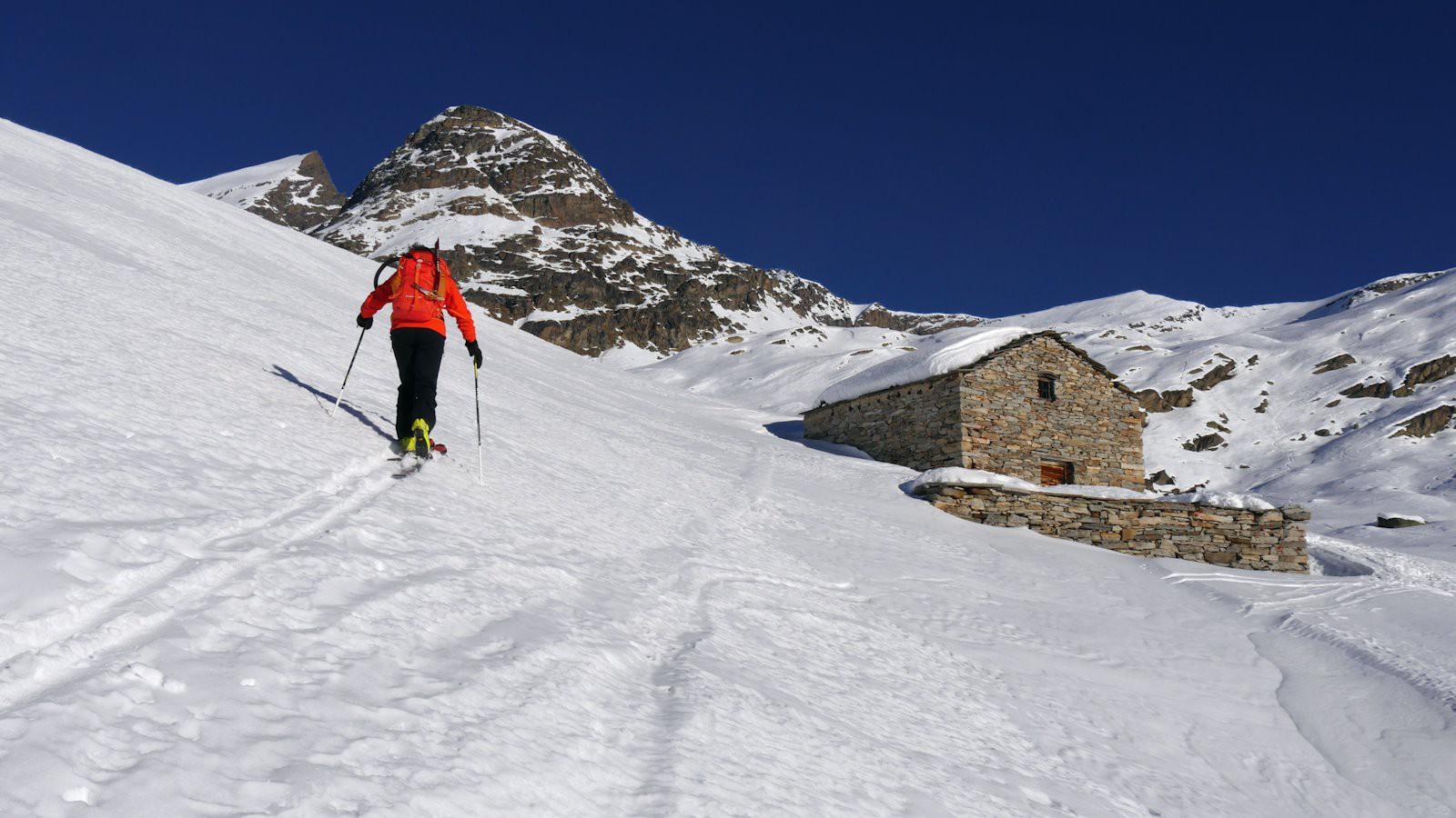 Chalets de Léchans (2407 m).