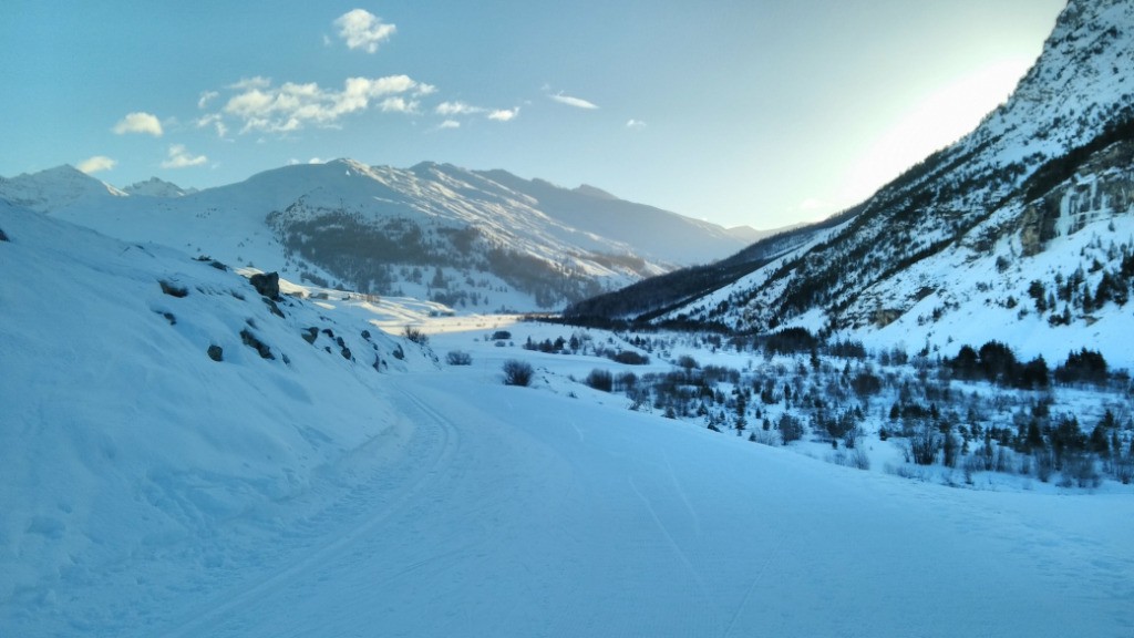 Arrivée dans la plaine de la Chau - le soleil apparait sur les crêtes de Dormillouse