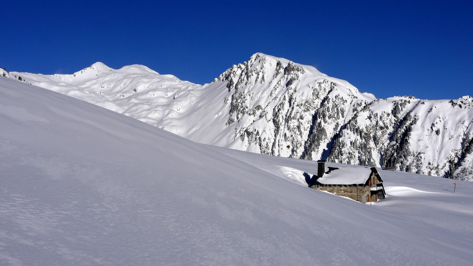 Le chalet avec les Arangles en toile de fond.