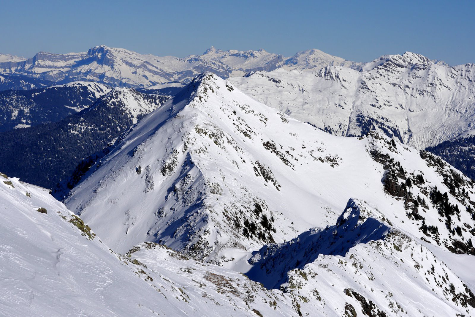 La Dent du Corbeau (2286 m).