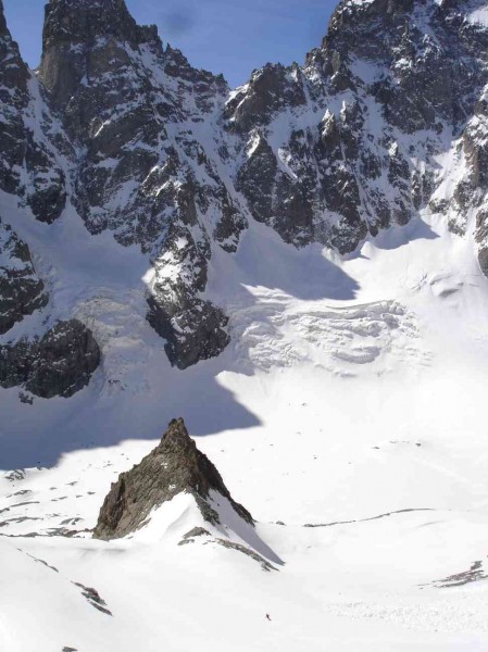 la fin en transfo : pied du couloir en bonne transfo, le skieur paraît bien minuscule devant ces faces...