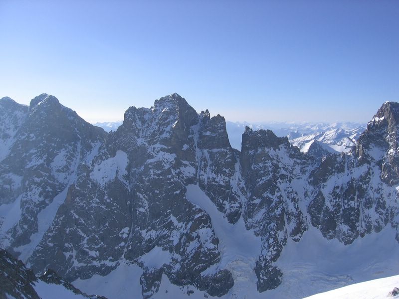 Glacier Noir : Le mythe : de gauche à droite, Col Est du Pelvoux, Couloir N du Pic Sans Nom, Coup de Sabre, Col N du Glacier Noir