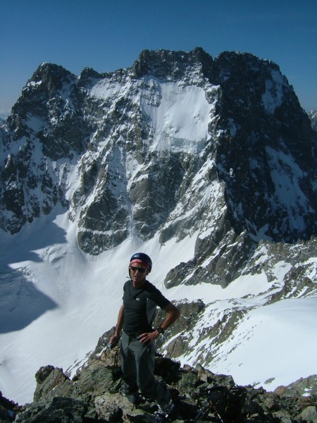 Ailefroide et son sérac : Nico au sommet du col , ça chauffe dur !
