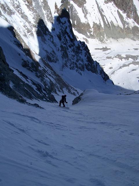 Descente : Louis dans la partie la plus raide: style fluide et virages courts
