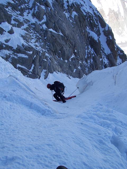 Descente : Négociation d'un ressaut, expo plein pot avec les séracs sur la tête