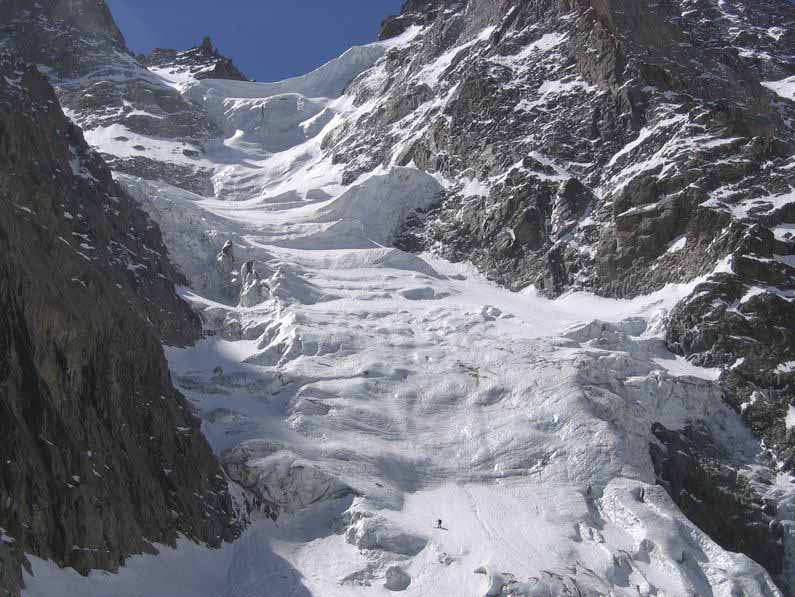 Col Est du Pelvoux : Manu s'échappe enfin de cet univers de glace.