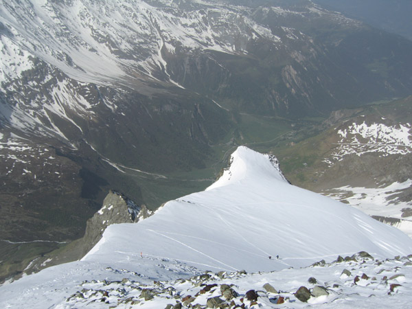 Du sommet : Les deux alpinistes en bavent un peu pour faire la trace. Les skis c'est mieux, surtout pour la descente...