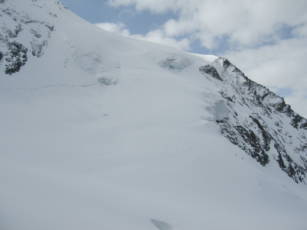 face du Mt pourri : C'est bien austère à l'ombre. On voit les 2 alpinistes à droite