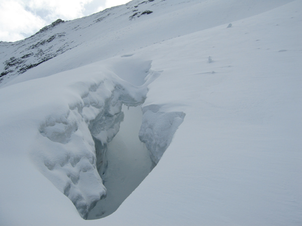 Crevasse : Il y en a d'autres bien cachées sous la poudre...