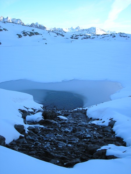 Lac gelé : Ca caille encore dans le coin
