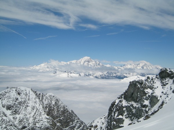 Le Mont-Blanc : Le Mont-Blanc assis sur son océan de nuage