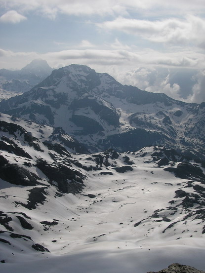 vue du col : au loin derrière la dent parrachée