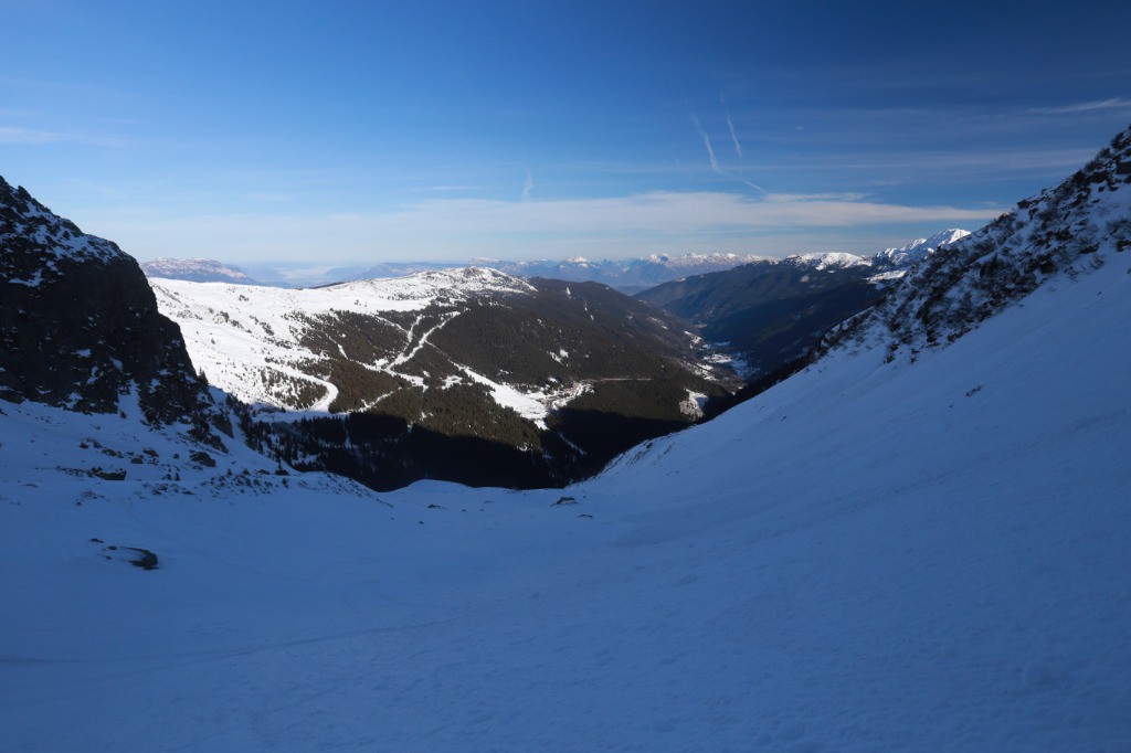 Vue vers les pistes du Pleynet dans le vallon de montée