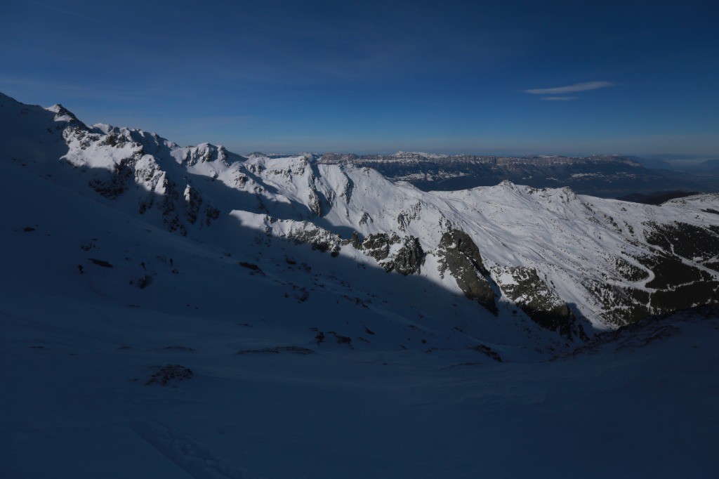 Pistes des Sept Laux et l'arête montant à la Cime de la Jasse