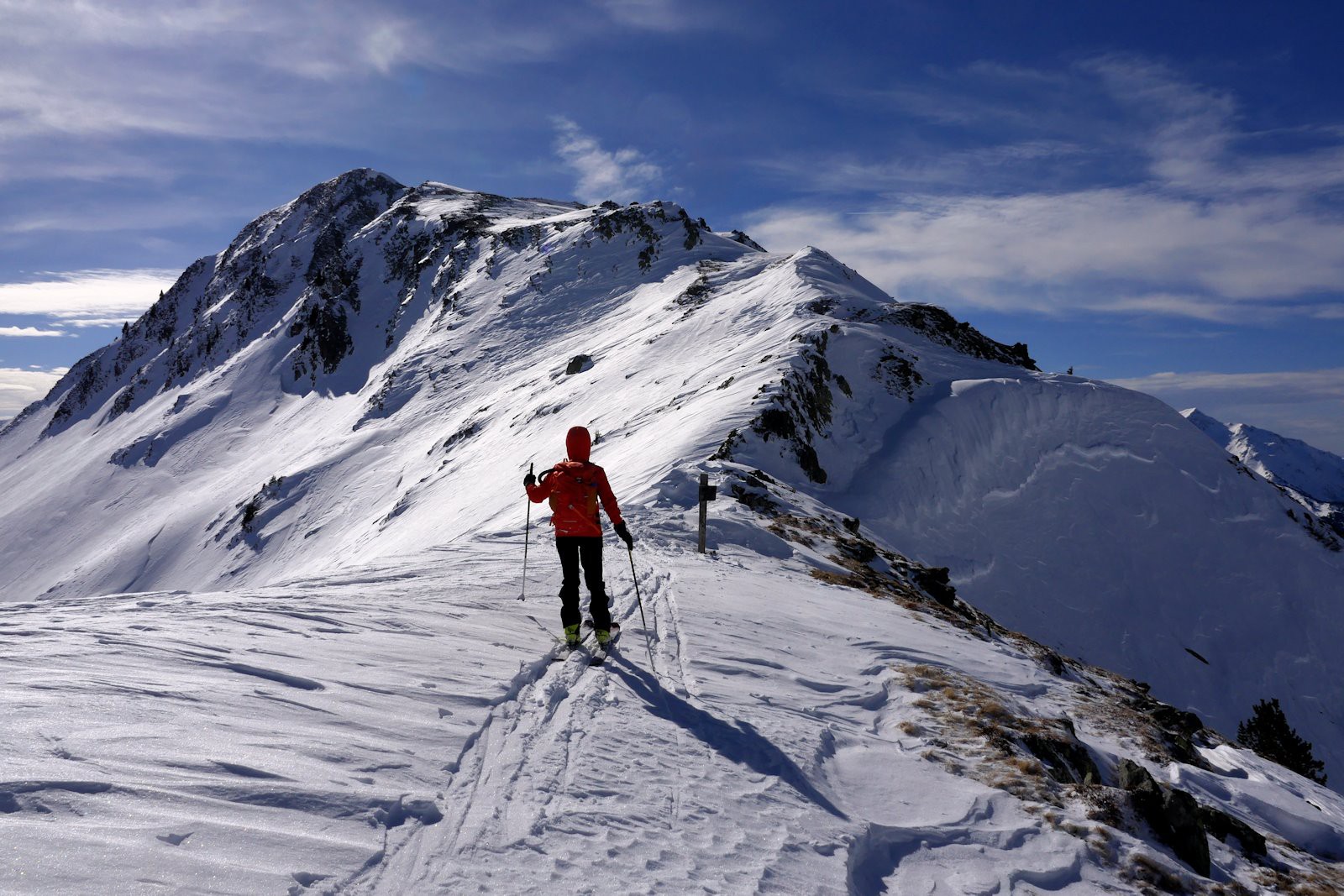 La montée de l'arête est menée rapidement.