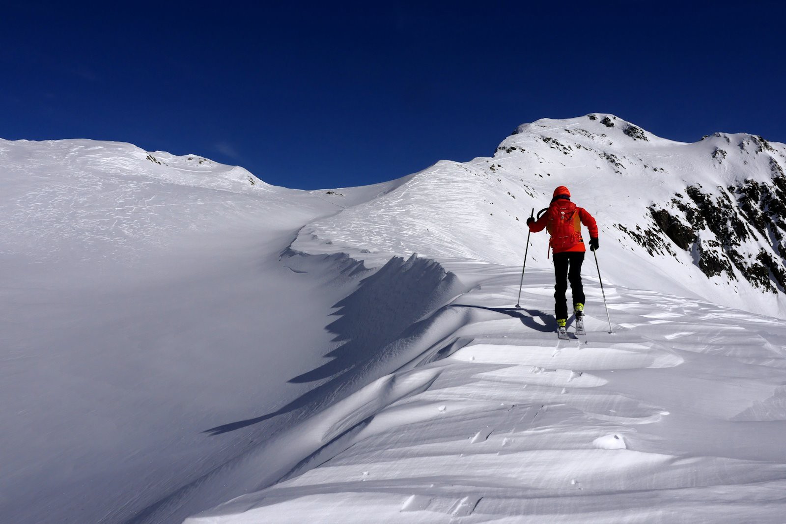 Le foehn nous accueille en contrebas du collu 2403 mètres. 
