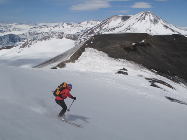 Descente du Nevados : Sur les pentes du Nevados de Chillian, au fond le Chillian Nuevo skié la veille.