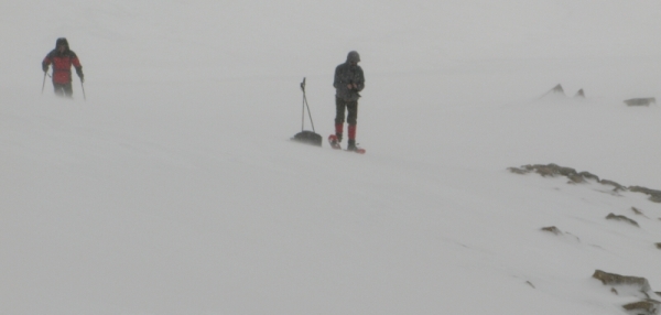 Vents patagoniques : Jean-Paul (en ski) et Leo (en raquettes) au niveau du lac Schmoll, à mi-sommet. Les rafales nous donnaient parfois l'impression de pouvoir nous renverser. Le vent à empêché l'appareil de bien fonctionner et nous avons peu de phot