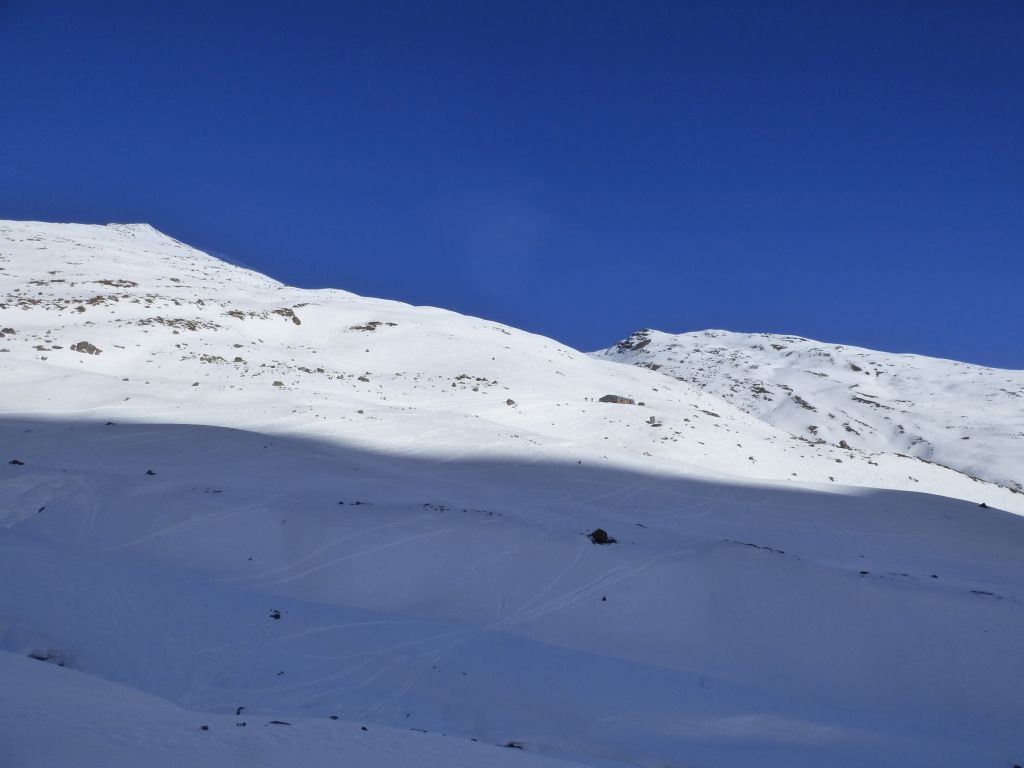 Deux skieurs partent du refuge pour l'Aiguille de l’Épaisseur qui manque de neige