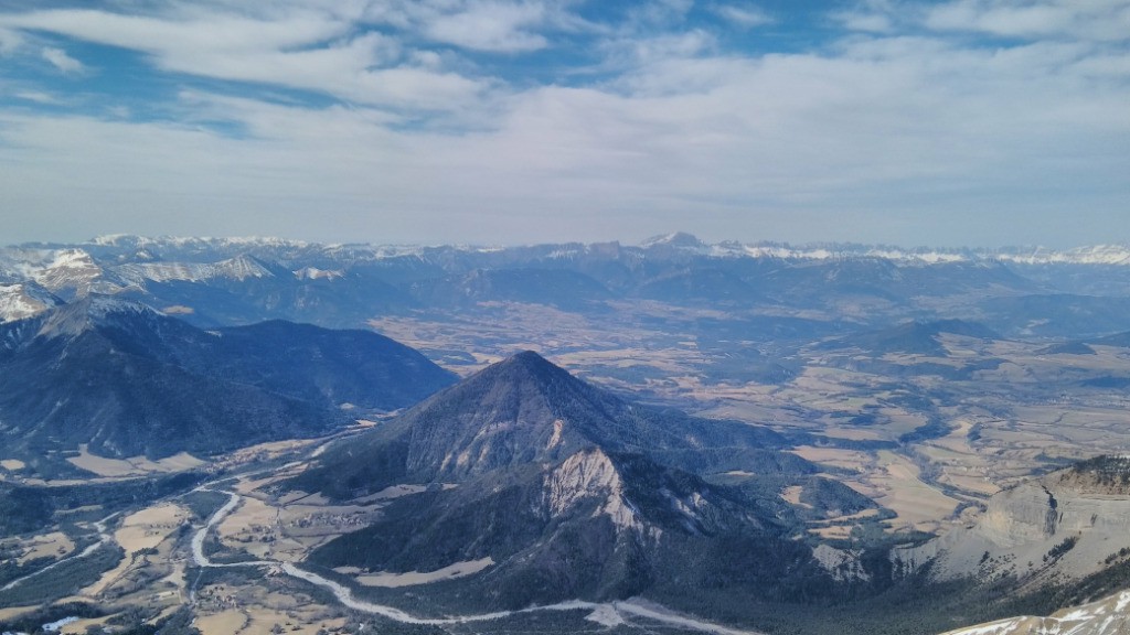 Belle vue sur le Trièves et le Vercors; Le GLandasse à gauche, le Mont Aiguille au centre de la photo.